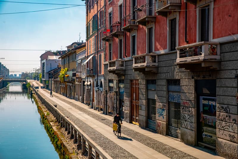 Un ciclista solitari passa a la vora del sistema del canal Navigli a Milà. La ciutat ara explora amb precaució com reobrir amb seguretat. Francesca Volpi / Bloomberg